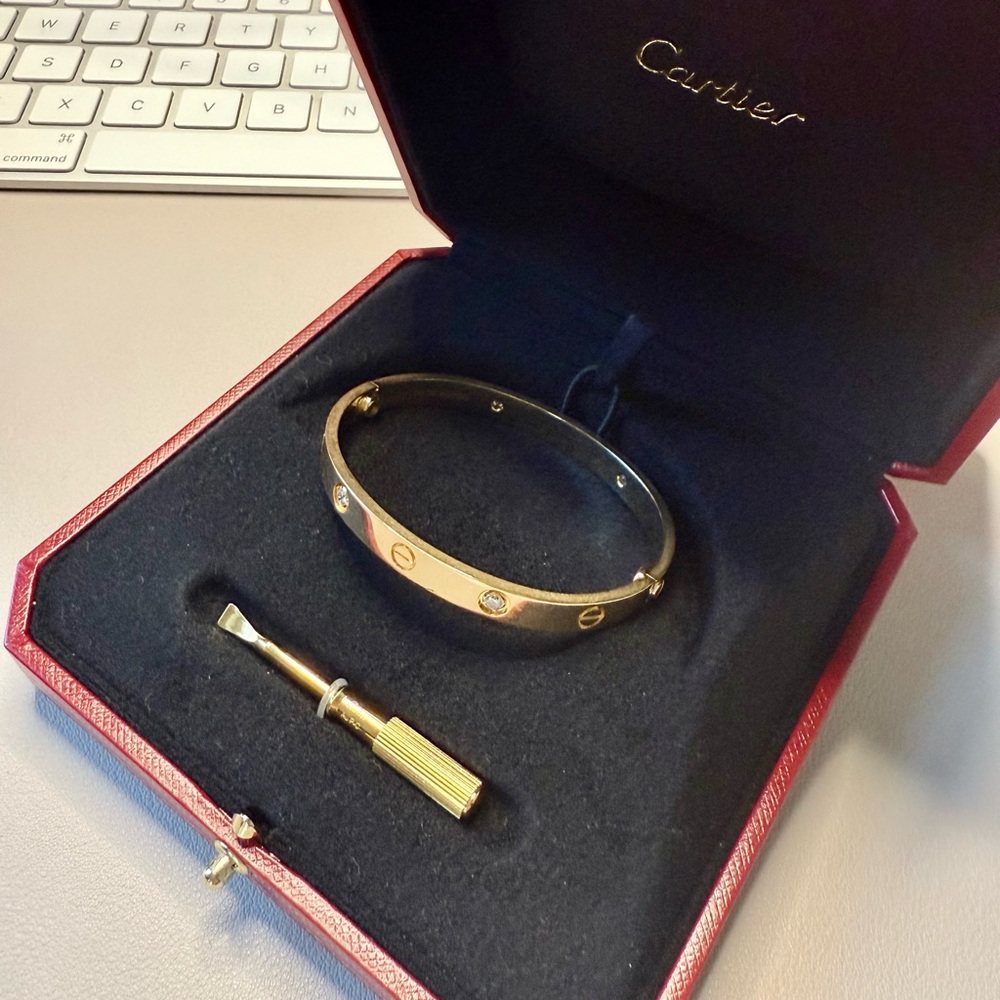 ❤️Cartier love bracelet, classic model in gold with 4 sparkling diamonds!❤️
